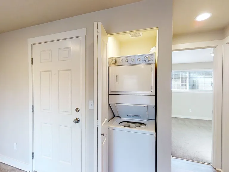 Sunset Court Apartments — Photo 11