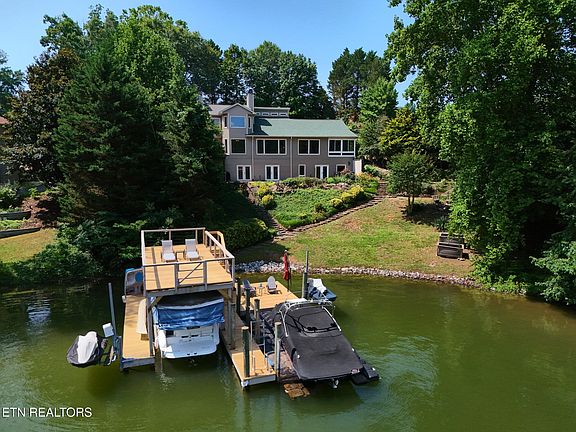 3rd image of 226 W Cove Dr