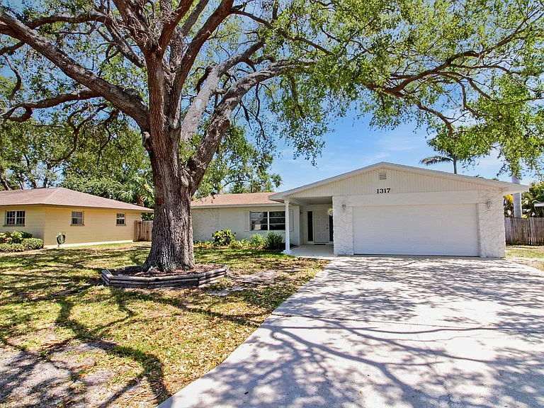 1317 Mango Ave — Photo 1
