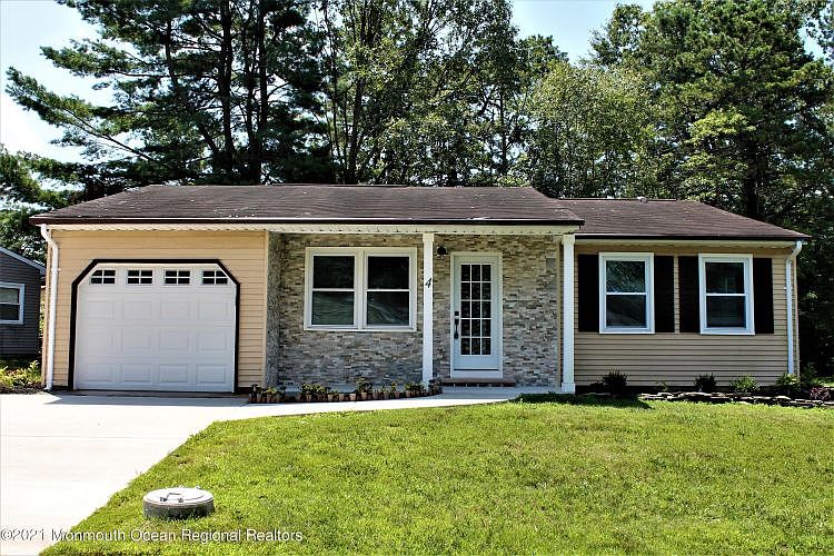 1st image of 4 Longwood Dr