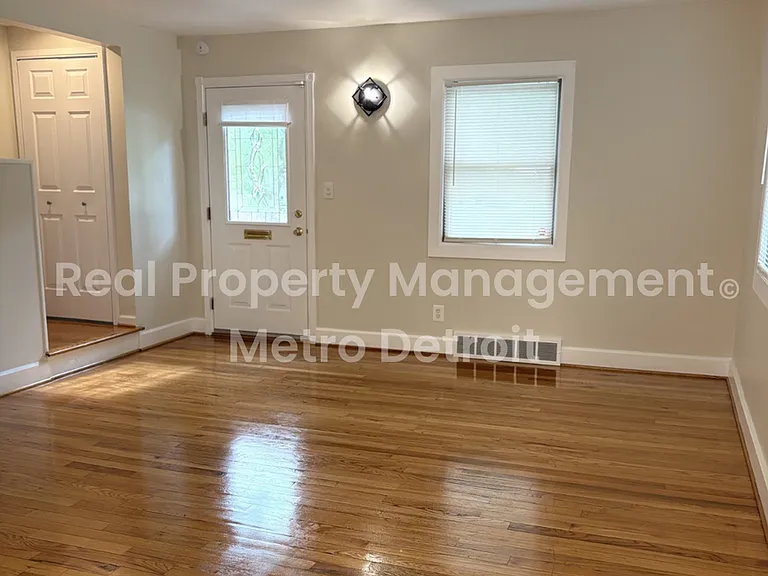 655 N Eton St #22 — Photo 2