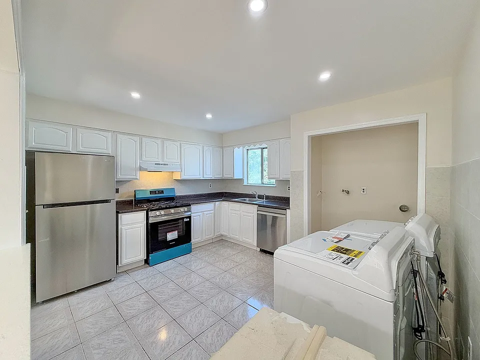 220 Astoria Pl #2