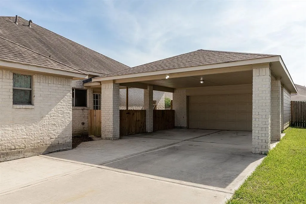 4 bed, 3.0 bath, 2872 sqft, $2,995 — Photo 2