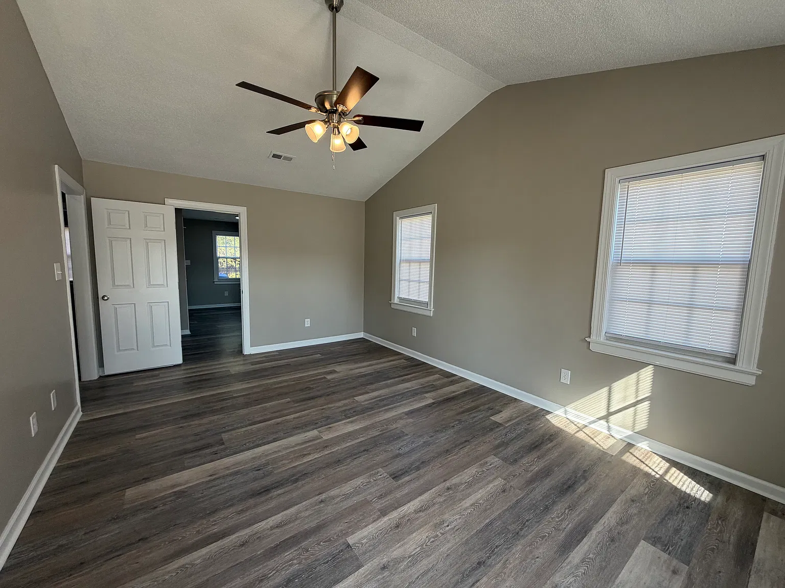 2 bed, 1.5 bath, 926 sqft, $1,145 — Photo 2