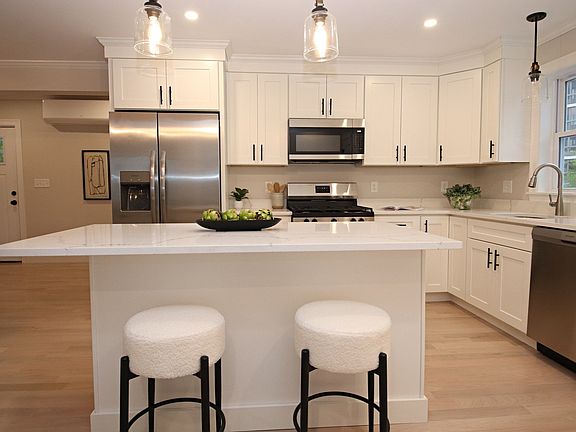3rd image of 27 Holbrook Ct