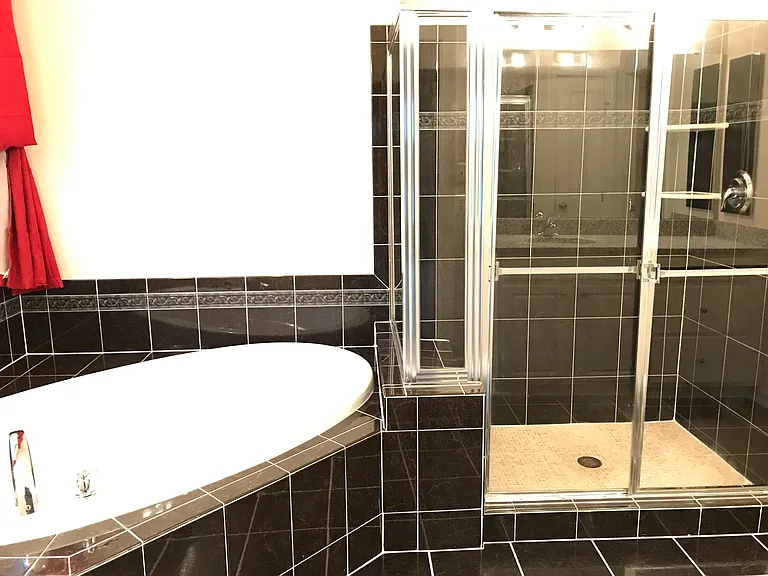 Shower/tub