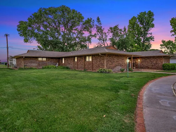 14 Paseo Pl, Hutchinson, KS 67502