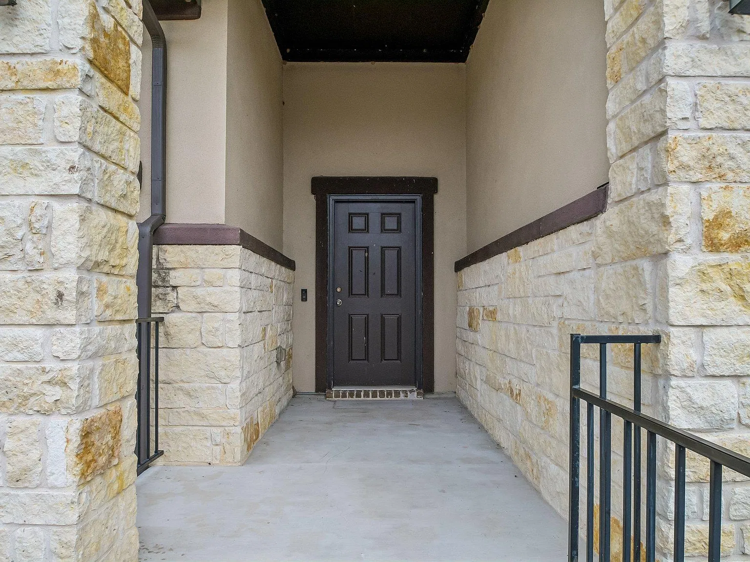 3 bed, 2.5 bath, 2202 sqft, $2,000 — Photo 2