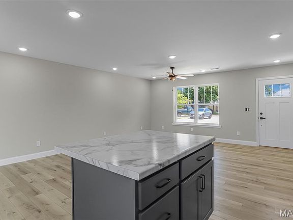 4th image of 114 Holmes St