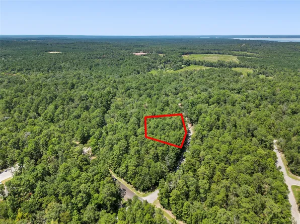 24733 Queenswood Plaza Dr, Huntsville, TX 77320