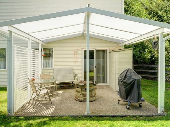Great covered patio with privacy!
