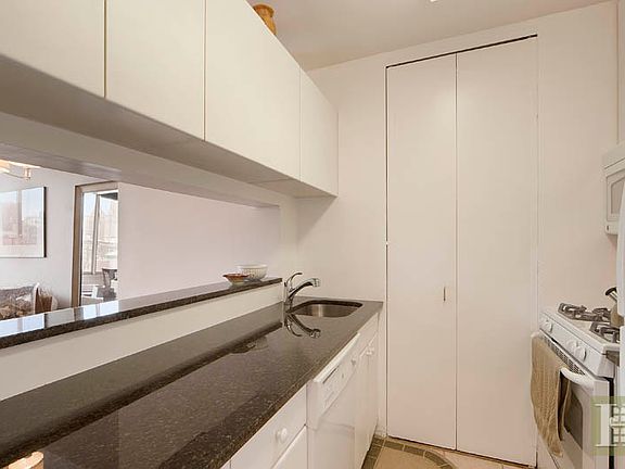 2nd image of 101 W 79th St APT 12C