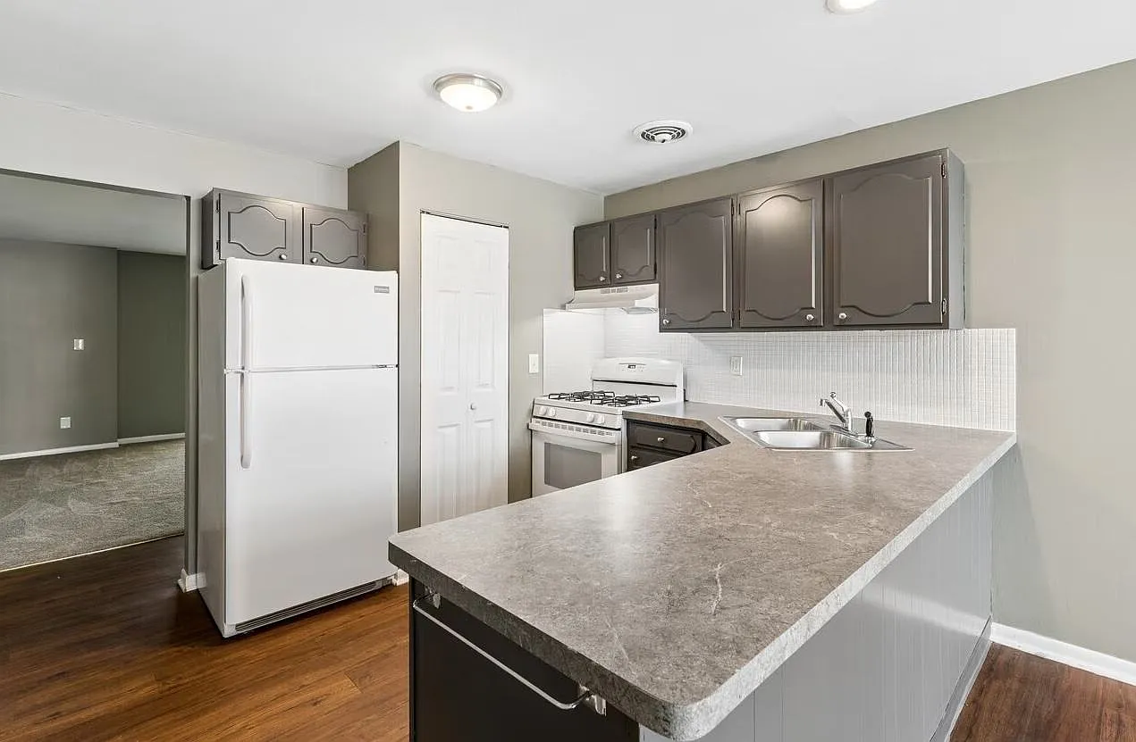 Amherst Manor Apartments — Photo 3