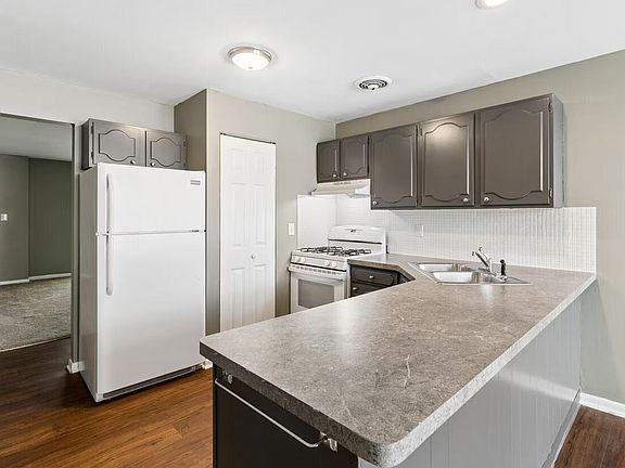 3rd image of 1525 Amherst Manor Dr APT 108