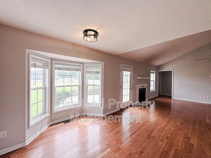 3 bed, 2.0 bath, 2221 sqft, $2,000 — Photo 4