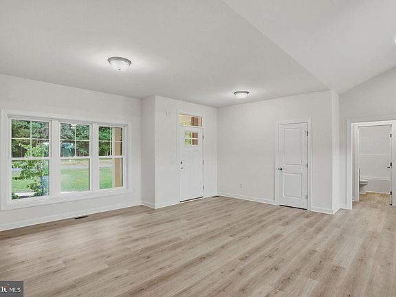 5th image of 425 Greenbrook Dr