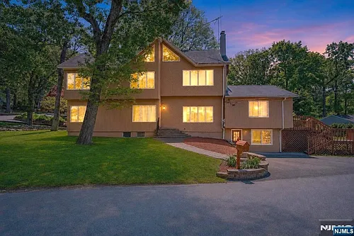 17 Hickory Dr Photo 1
