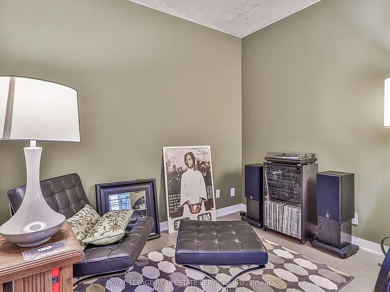 318 King St E #803 — Photo 13