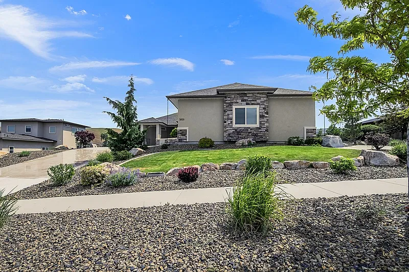 3 bed, 3.0 bath, 2475 sqft, $3,595 — Photo 4