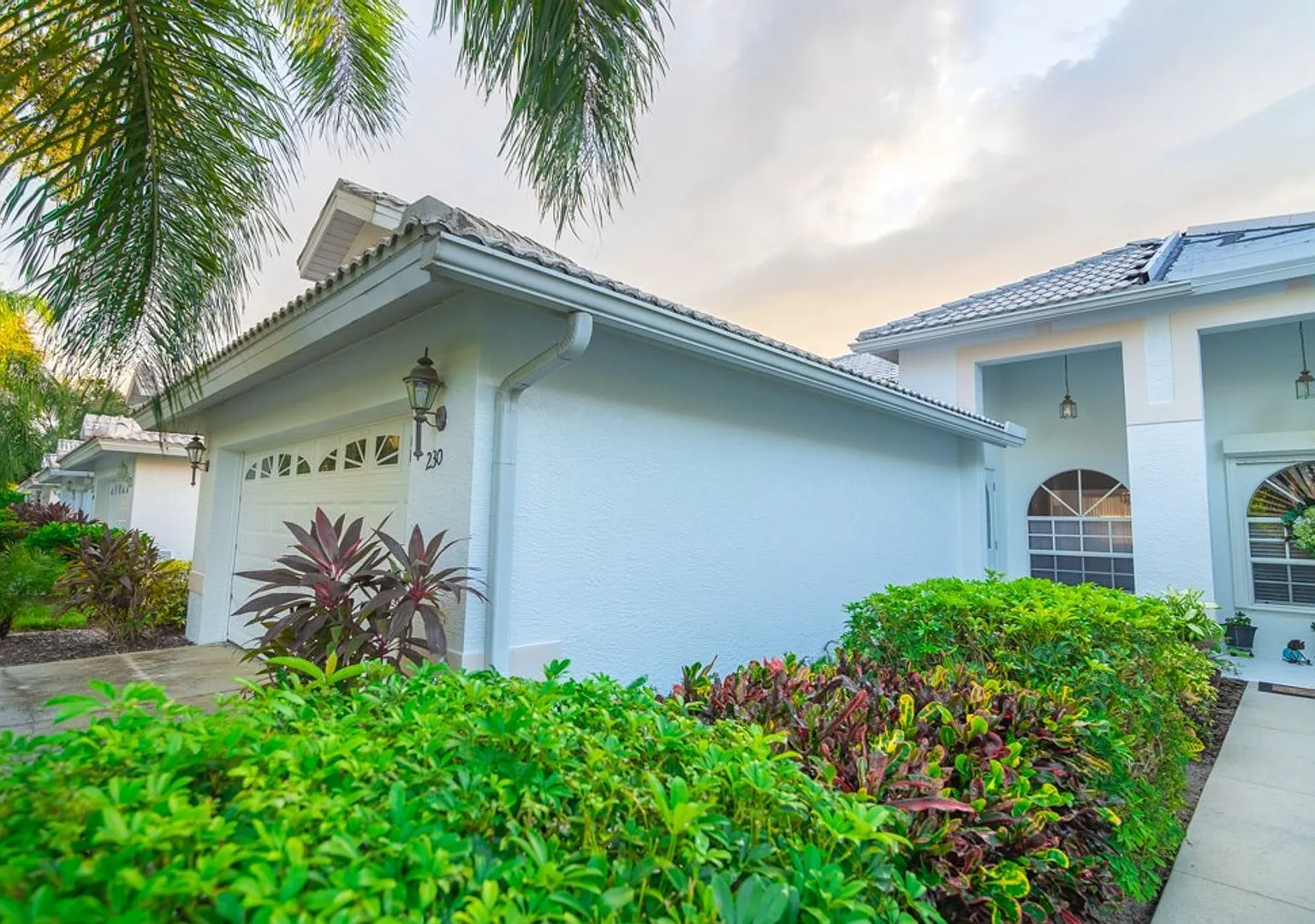 2 Bed + Den/2 Bath - Unfurnished Pool Home Close To Mercato Marker Lake Hidden Gem Quiet Community — Photo 1