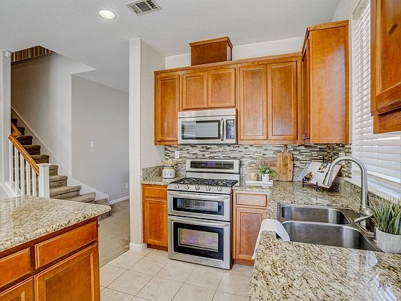 3rd image of 4527 Crimson Clover Dr
