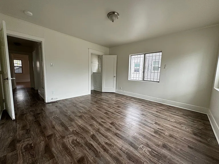 1855 S Redondo Blvd — Photo 21