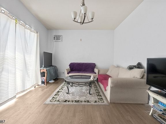 5th image of 155 Wilson Ave
