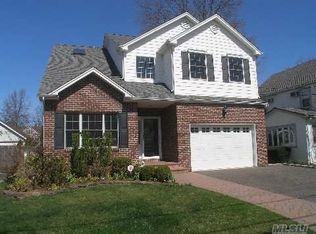 87 Muirfield Rd, Rockville Centre, NY 11570