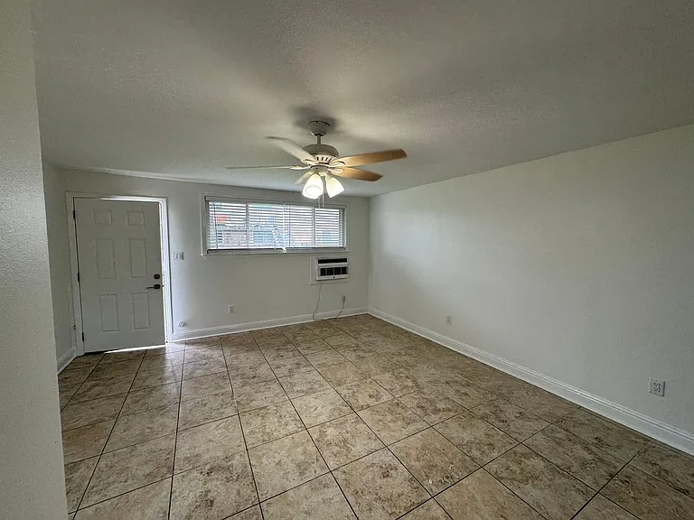 305 N Hullen St — Photo 2