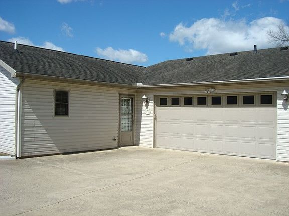 2nd image of 103 Stoneridge Ct Unit 103