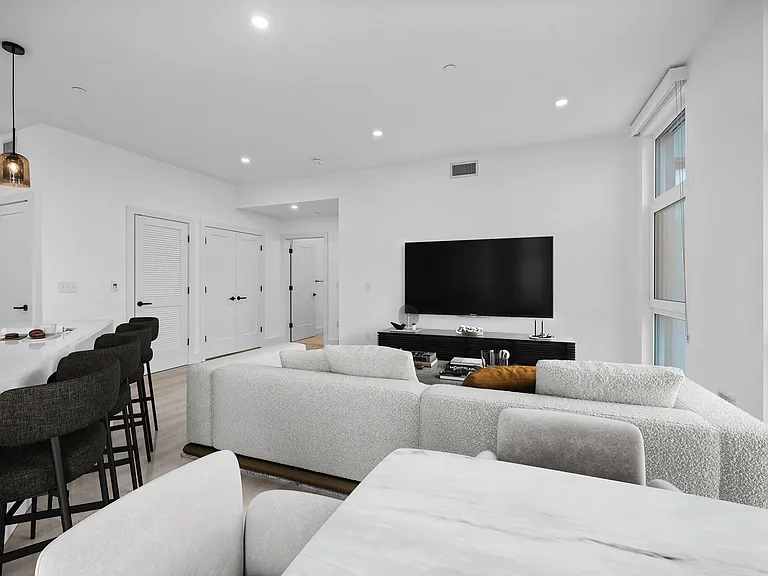 Verge Residences — Photo 13