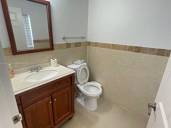 4th image of 4913 SW 35th Ter