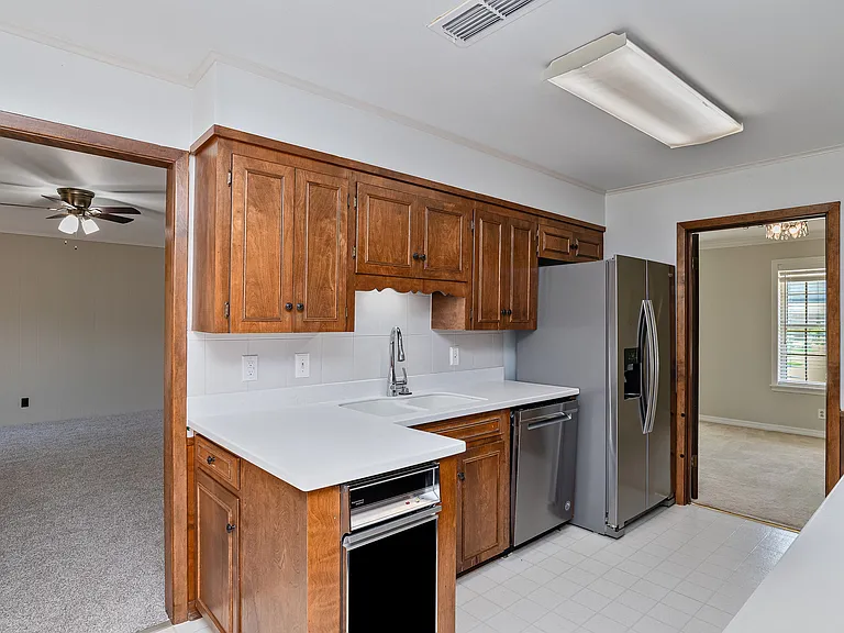 1554 Westbury Dr — Photo 5