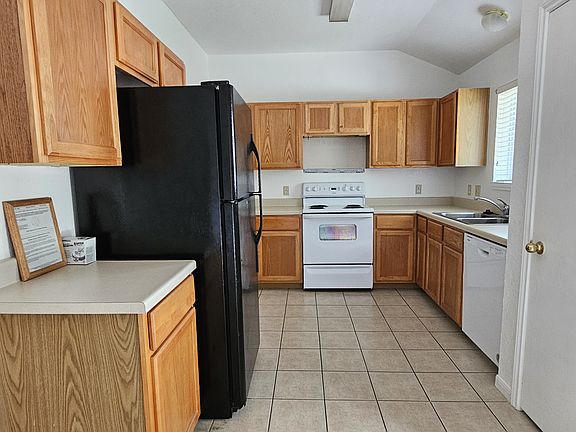 3rd image of 1096 Squire Dr Unit B