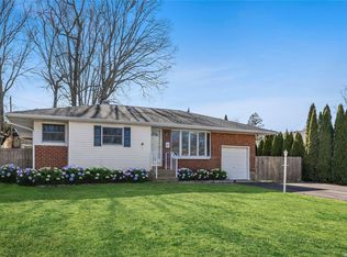 12 Pittoni Dr, Smithtown, NY 11725