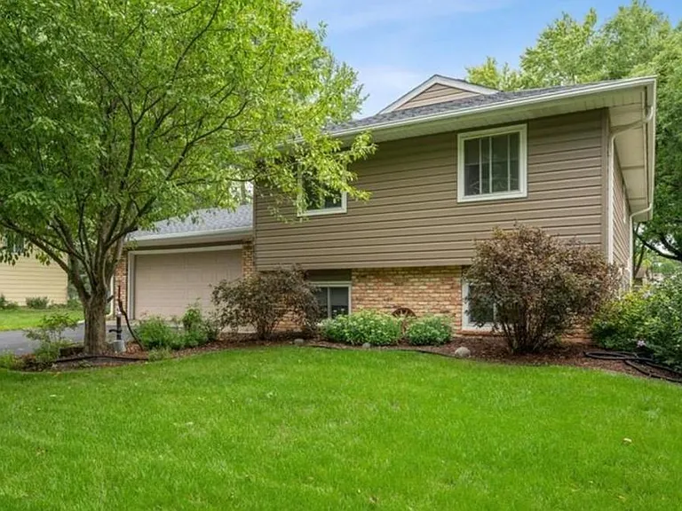10414 Valley Forge Ln N — Photo 1