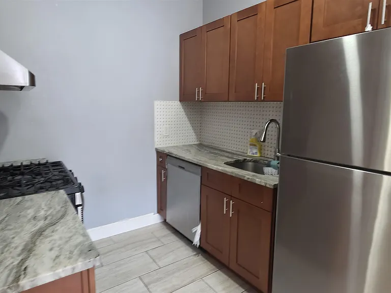 100 Griffith St #1R — Photo 7