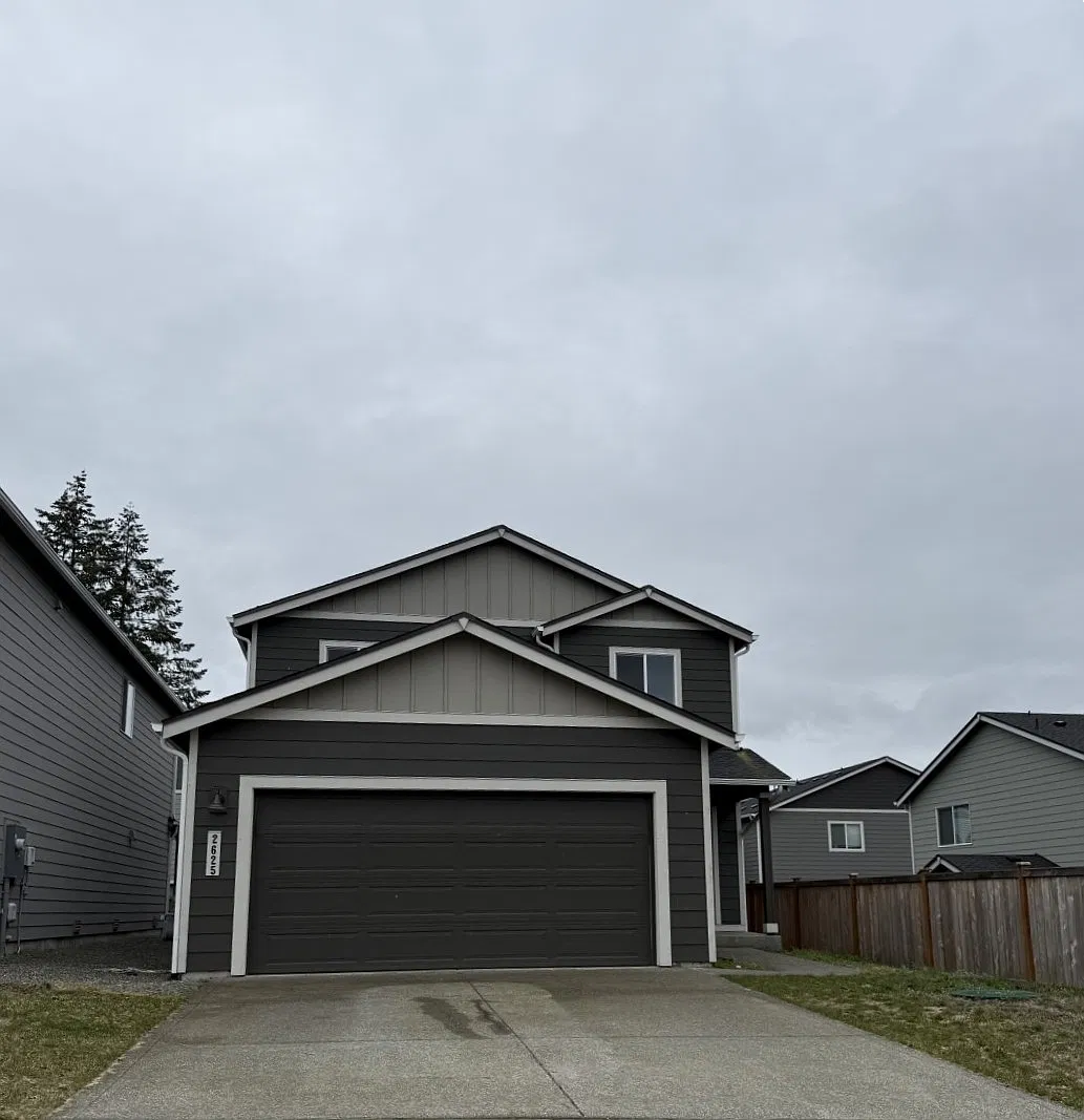 4 bed, 2.5 bath, 2402 sqft, $2,995 — Photo 2