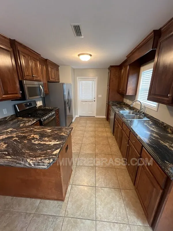 3 bed, 2.0 bath, 1429 sqft, $1,650 — Photo 4
