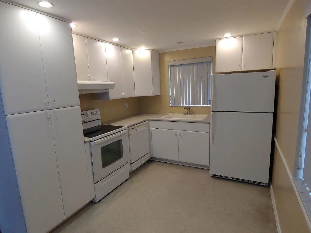 Beautiful 2/2/1 1000 Sq. Ft. With A Large Open Floorplan, Fenced Yard And An Enclosed Lanai!! — Photo 4