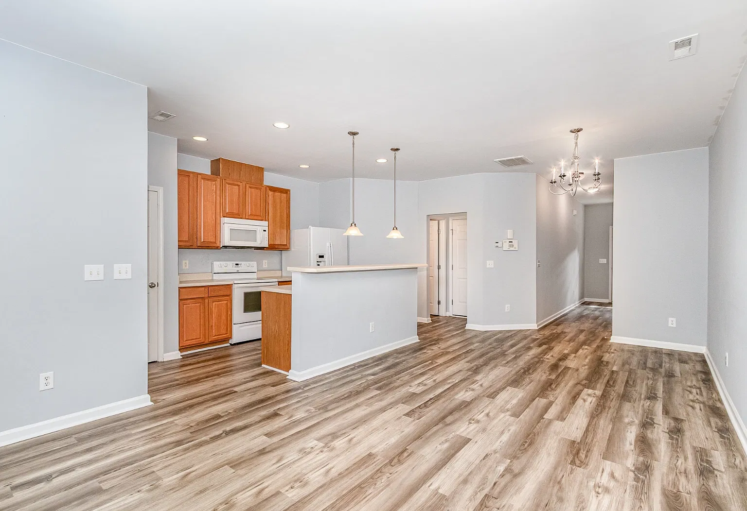 3 bed, 2.5 bath, 1548 sqft, $1,895 — Photo 3