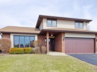 18 Mayfair Ln, Aurora, IL