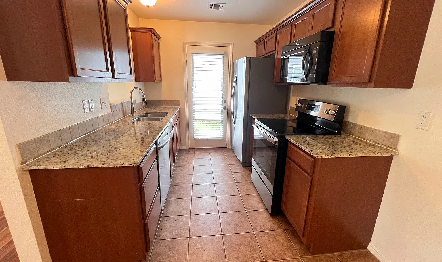 3 bed, 1175 sqft, $1,650 — Photo 4