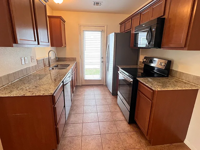 4419 W Pecan St — Photo 3