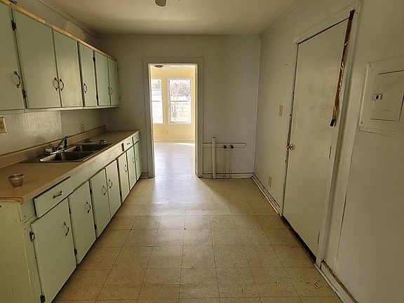 5th image of 743 Phelps St