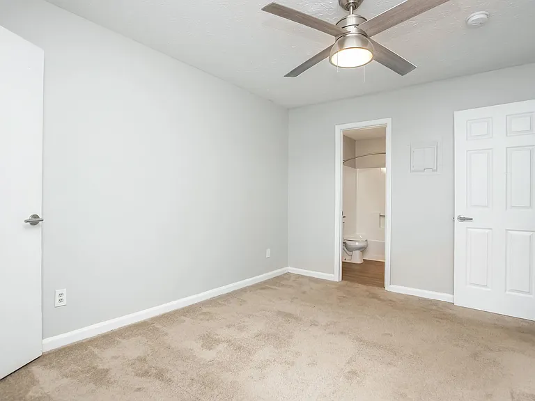 Cross Creek Apartments — Photo 24