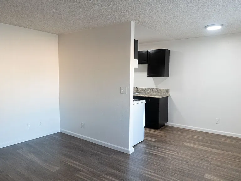 2720 Broadway — Photo 3