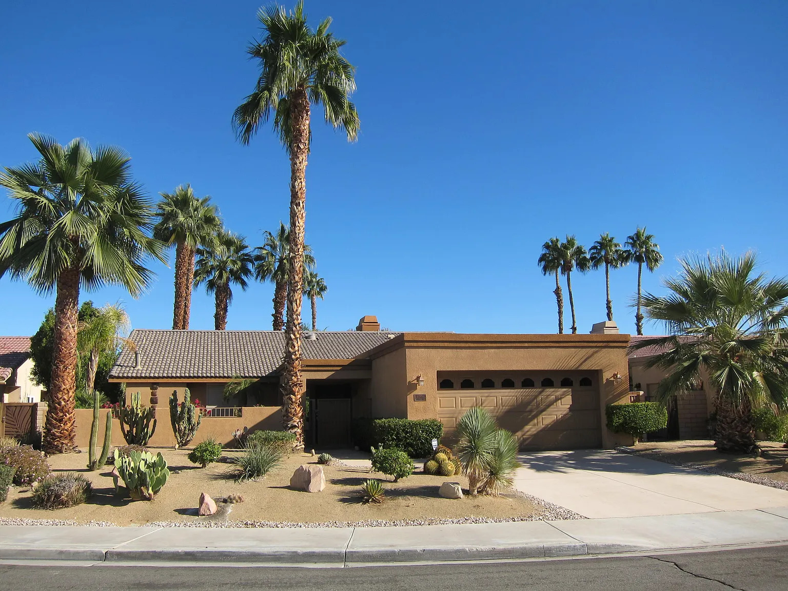 3 bed, 2.5 bath, 1880 sqft, $6,500 — Photo 2