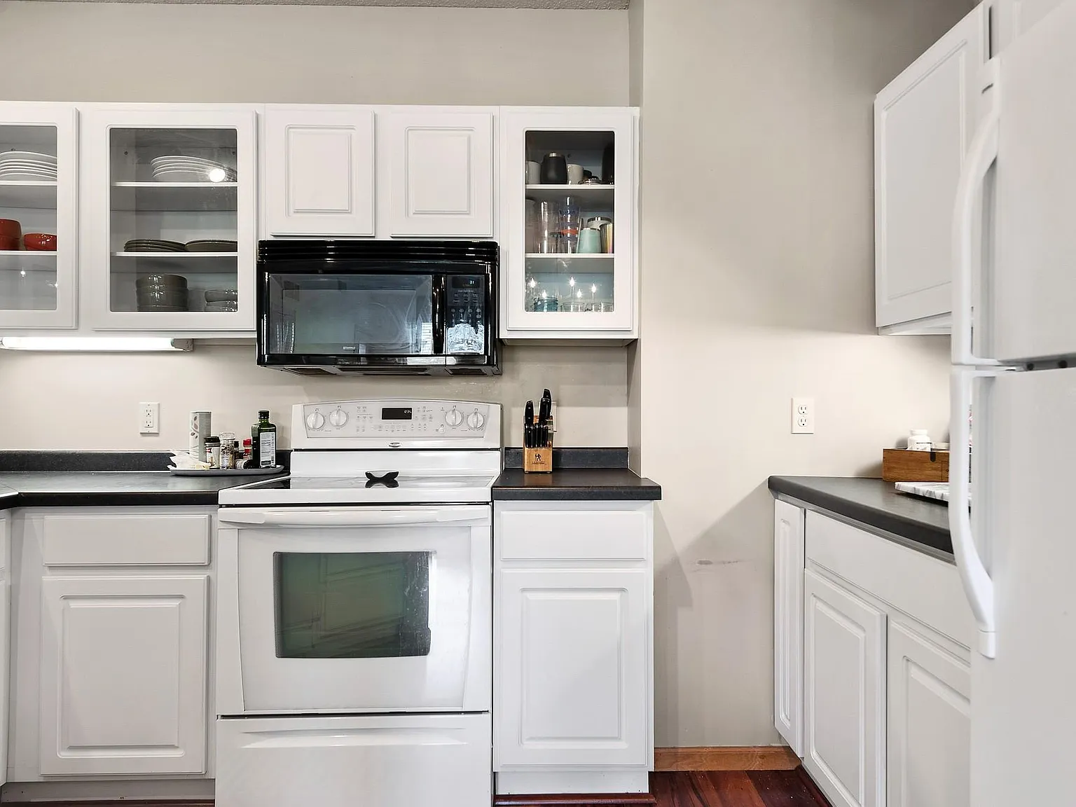 2 bed, 1.0 bath, 937 sqft, $1,995 — Photo 2