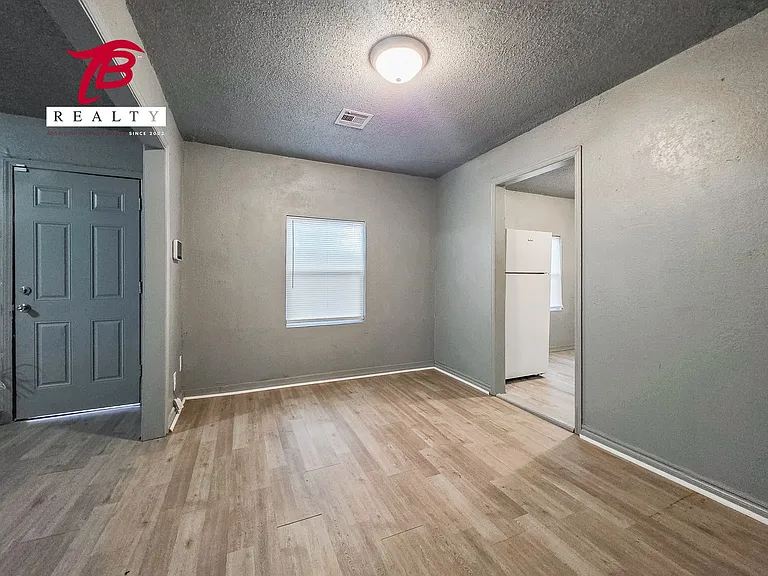 2320 NE 20th St — Photo 25